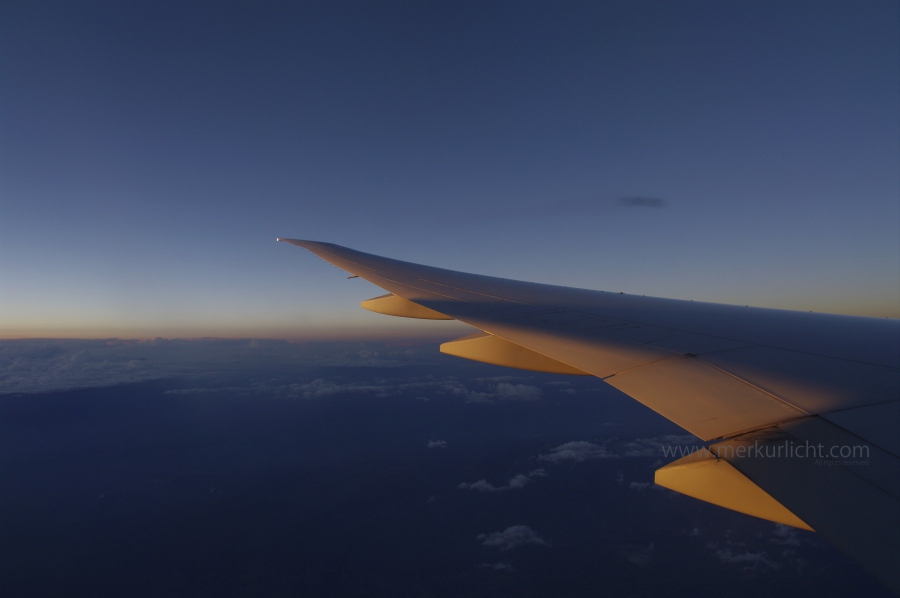 飛行機の窓から夕日