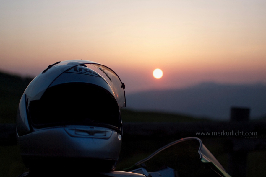 ヘルメットと夕日2