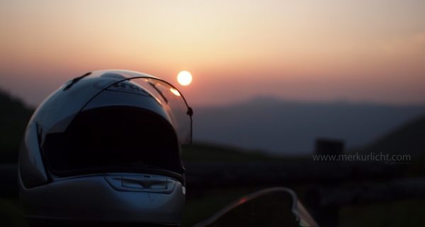 夕日とヘルメット